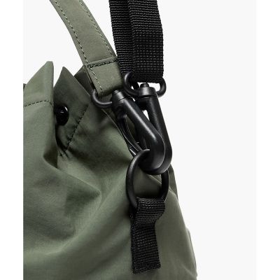 撥水　リサイクルナイロン　２ｗａｙ巾着バッグ　ミニポーチ付き　Ｗ１８×Ｈ２７×Ｄ１２ｃｍ　４Ｌ
