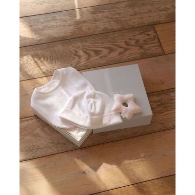 ＜agnes b. ENFANT (Baby&Kids)＞ＷＥＢ限定　ベビーギフトボックス　ボネ・スタイ・ラトル　３点セット