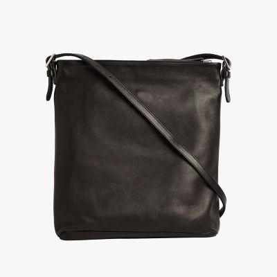 agnes b. アニエスベー　ボディバッグ　ラムレザー　ブラック ロゴ ラムスキンレザー ショルダーバッグ ”Joan” | agnes b
