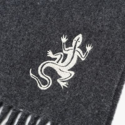アイコニック 刺繍 ウール マフラー ”Lezard” | agnes b. HOMME