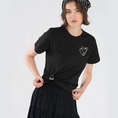 【新品】agnes b. アニエスベー定番ロゴ刺繍コットンブラックサンバイザー ロゴ刺繍 ハート プリント コットン 半袖 Tシャツ | TO B. BY AGNES B