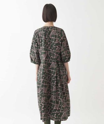 【大きいサイズ】幾何フラワーコンシャスシルエットワンピース　／洗える