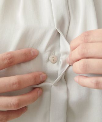 【小さいサイズ】ボウタイ付きサテンブラウス／洗える