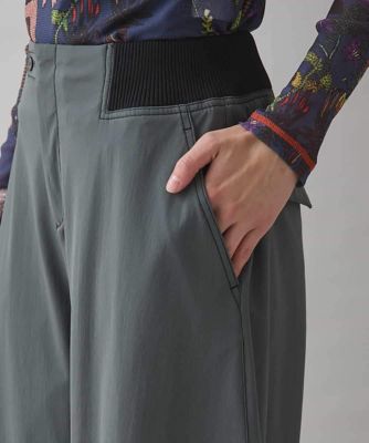 立体ヘムデザインワイドパンツ／洗える