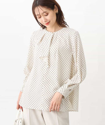 ＜MK MICHEL KLEIN (Women)＞スクエアモチーフ柄タイデザインブラウス／洗える