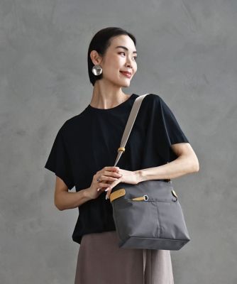 ＜MK MICHEL KLEIN BAG (Women)＞［撥水／５００ｇ以下の軽量］アクセントレザースクエアショルダーバッグ