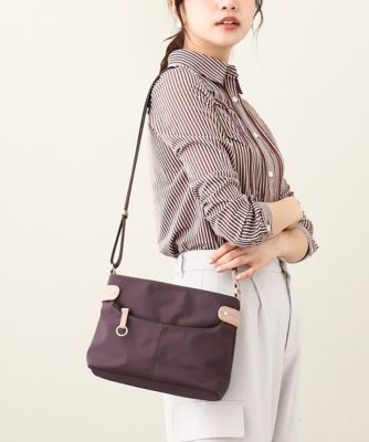 ＜MK MICHEL KLEIN BAG (Women)＞［撥水／５００ｇ以下の軽量］アクセントレザーコンパクトショルダーバッグ