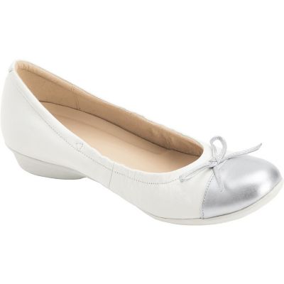 美品　アシックスペダラのバレエシューズ　ホワイト✖️シルバー ペダラ レディース 2E 2．0cmヒール | ASICS WALKING (Women