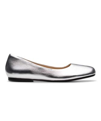 ＜Clarks (Women/Men)＞Ｃｌａｒｋｓ　００５Ｋ　Ｌｉｖｉａ　Ｌｉｌｙ　リビアリリー　シルバー　カジュアルシューズ