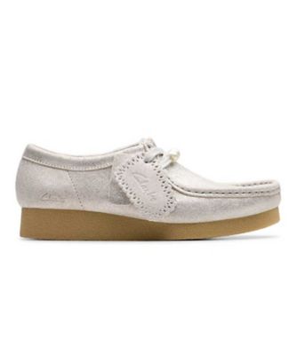 ＜Clarks (Women/Men)＞Ｃｌａｒｋｓ　０１６Ｋ　ＷａｌｌａｂｅｅＥＶＯＳｈ　ワラビーエヴォ　シルバー　カジュアルシューズ