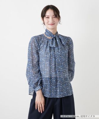 ＜Leilian (Women)＞スカーフタイ幾何学柄ブラウス【Ｌｅｉｌｉａｎ　ＷＨＩＴＥ　ＬＡＢＥＬ】