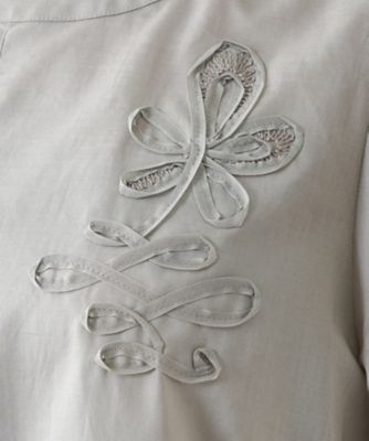 フラワー刺繍ブラウス【Ｌｅｉｌｉａｎ　ＷＨＩＴＥ　ＬＡＢＥＬ】