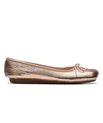 ＜Clarks (Women/Men)＞Ｃｌａｒｋｓ　２１３Ｆ　Ｆｒｅｃｋｌｅ　Ｉｃｅ　フレックルアイス　ゴールドシルバー　フラットシューズ