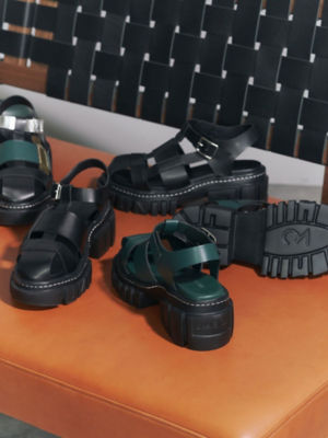 ＵＮ３Ｄ．ＳＯＬＥ ＧＵＲＫＨＡ ＳＡＮＤＡＬ | ファッション・服