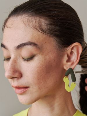 ＳＷＡＹ　ＴＲＩＡＮＧＬＥ　ＰＩＥＲＣＥ