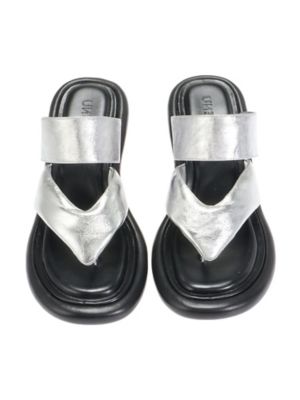 ＰＬＵＭＰ　ＴＨＯＮＧ　ＳＡＮＤＡＬ