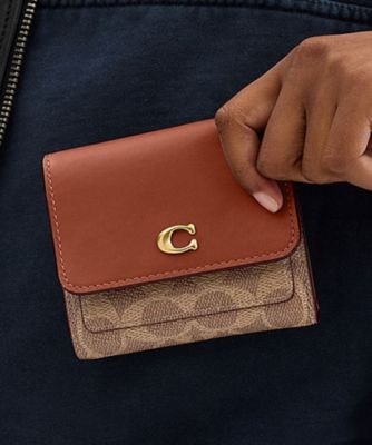 COACH/コーチ ミラ スモール フラップ ウォレット・シグネチャー キャンバス BROWN 財布・マネークリップ【三越伊勢丹/公式】