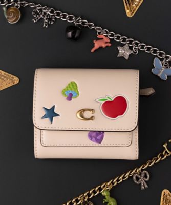 COACH/コーチ ミラ スモール フラップ ウォレット・ステッカー プリント WHITE 財布・マネークリップ【三越伊勢丹/公式】