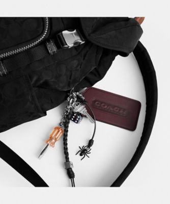 ローガン バックパック・シグネチャー ナイロン・チャーム | COACH 