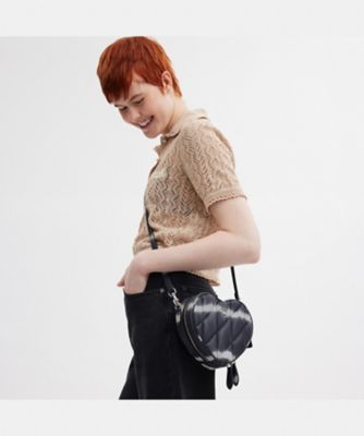 ハート クロスボディ バッグ・キルティング アンド タイ ダイ | COACH 