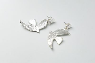 セシル・エ・ジャンヌ 鳩ロングピアス シルバー の通販 | 三越伊勢丹