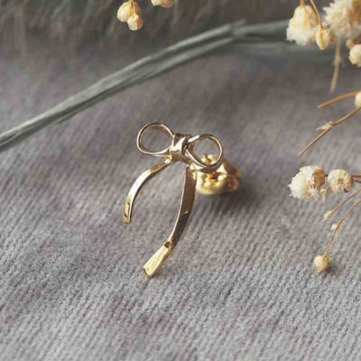 ＜e.m. (Women)＞ｌｉｔｔｌｅ　ｅｍｂｌｅｍ　リボンモチーフピアス　※シングル