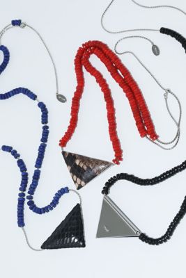 Ｔｒｉａｎｇｌｅ　ｂｅａｄｓ　ｎｅｃｋｌａｃｅ　ＴＺ２４２－ＡＫ９３５