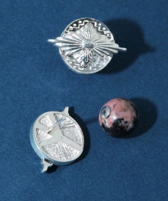 ＜TOGA＞Ｍｅｔａｌ　ｓｔｏｎｅ　ｐｉｅｒｃｅｄ　ｅａｒｒｉｎｇｓ　ｒｈｏｄｏｎｉｔｅ　ＳＩＬＶＥＲ　ＴＺ２６１ーＡＫ９８１