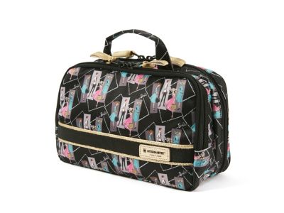 バービー・オーセンティック・シリーズ　大きめサイズのスロープシェイプ・ポーチ